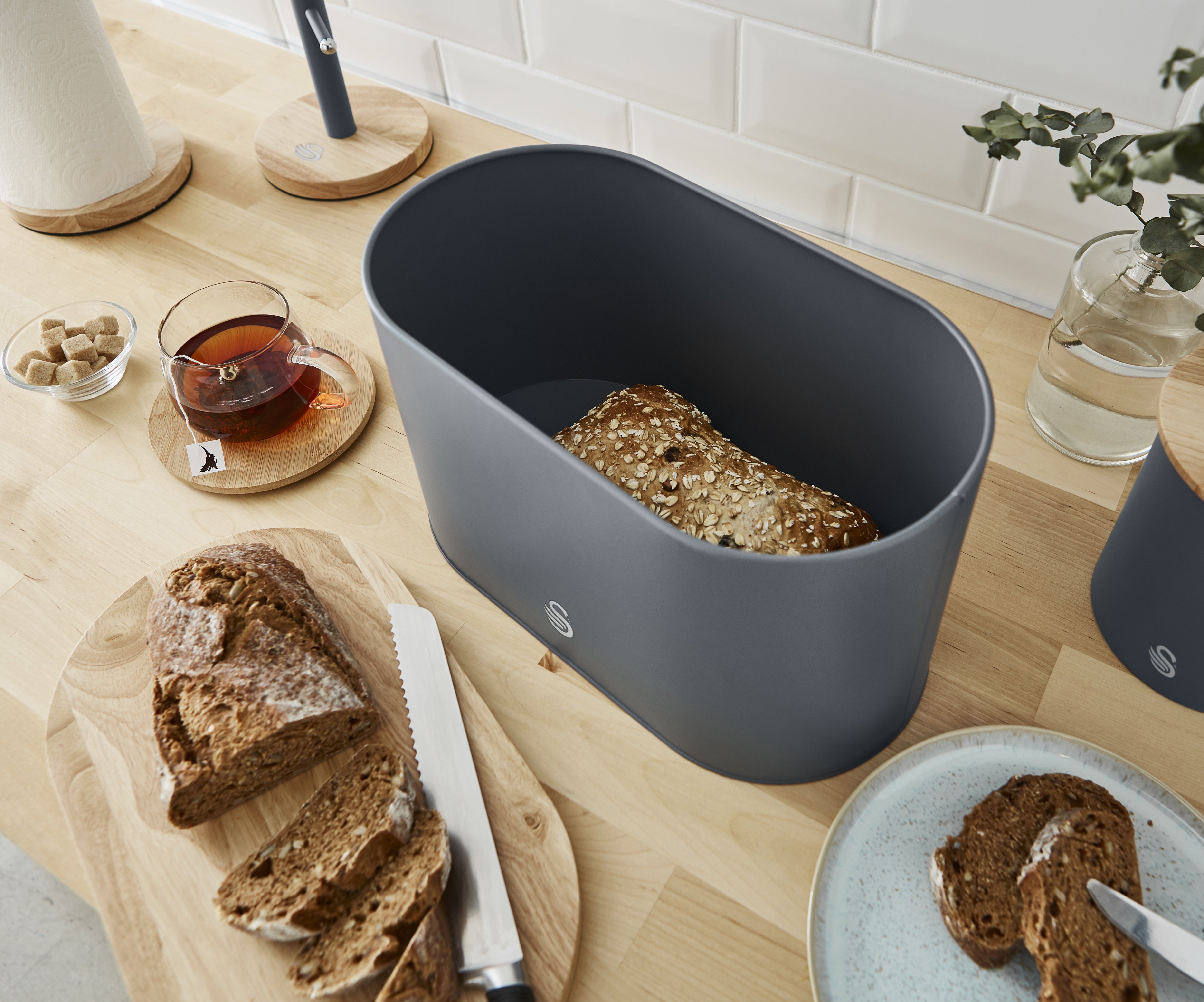 Nordic Bread Bin with cutting board