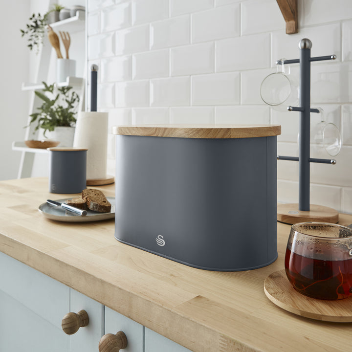 Nordic Bread Bin with cutting board